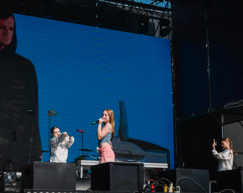 Фото Орали «Сигма-бой» и «А у реки». Опубликованы яркие моменты Черника Music Fest в Новосибирске 17